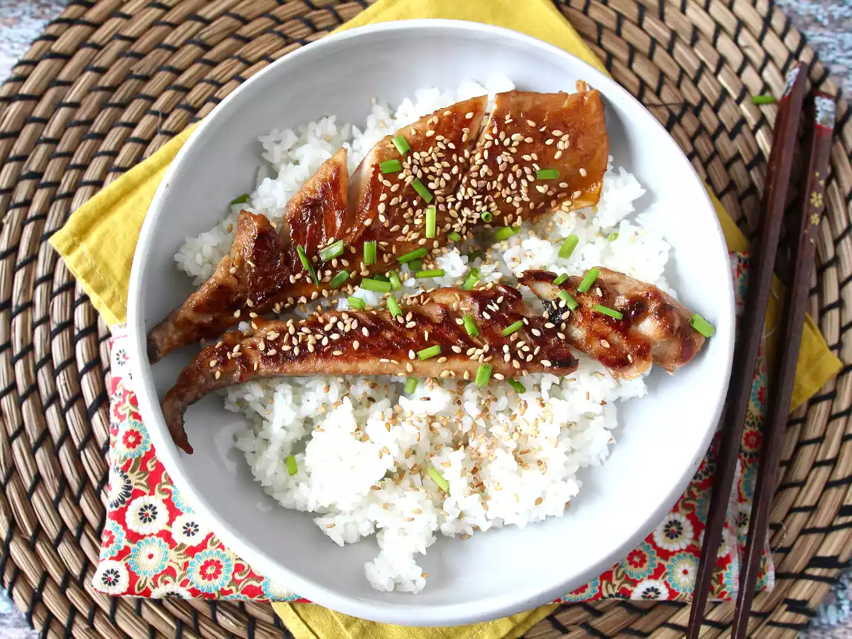 Jak przyrządzić makrelę? Wypróbuj ten przepis z sosem sojowym i miodem! - zdjęcie 6