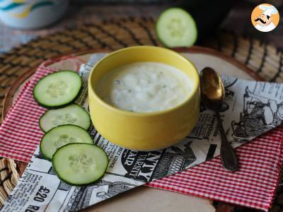 Jogurt grecki, ogórek i sos cebulowy