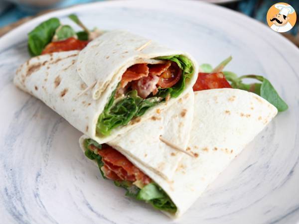 Kanapka wrap z chorizo, awokado i pomidorami