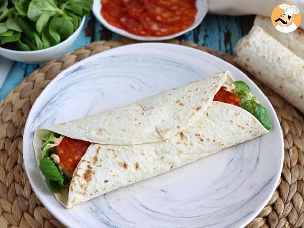 Kanapka wrap z chorizo, awokado i pomidorami - zdjęcie 2