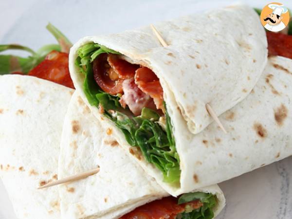 Kanapka wrap z chorizo, awokado i pomidorami - zdjęcie 3