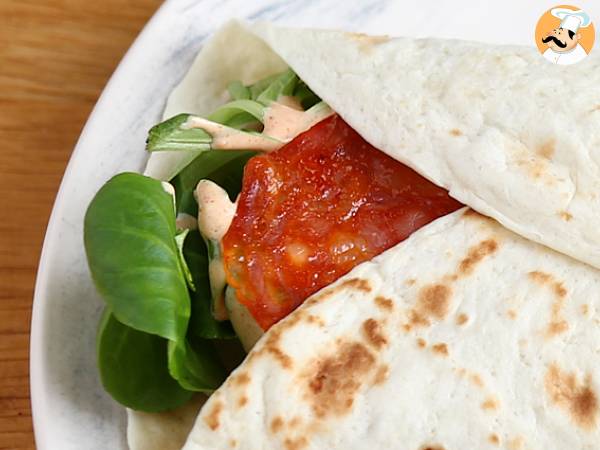 Kanapka wrap z chorizo, awokado i pomidorami - zdjęcie 4