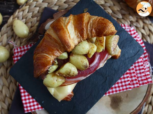 Kanapka z rogalikiem Raclette na udany brunch! - zdjęcie 2