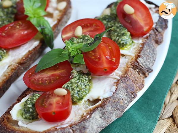 Kanapki z serem śmietankowym, pesto i pomidorkami koktajlowymi - zdjęcie 3