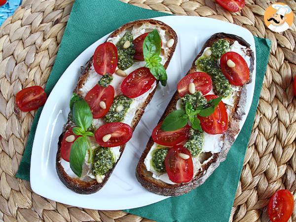 Kanapki z serem śmietankowym, pesto i pomidorkami koktajlowymi - zdjęcie 4