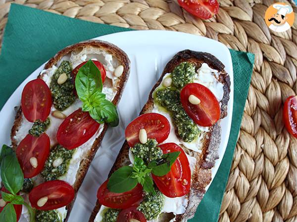 Kanapki z serem śmietankowym, pesto i pomidorkami koktajlowymi - zdjęcie 5