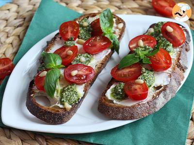 Kanapki ze świeżym serem, pesto i pomidorkami koktajlowymi