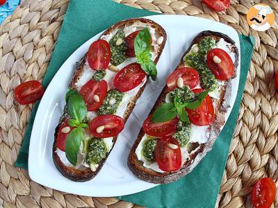 Kanapki ze świeżym serem, pesto i pomidorkami koktajlowymi - zdjęcie 4