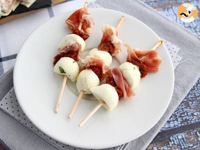 Kebaby z mozzarellą, szynką peklowaną i suszonymi pomidorami na aperitif