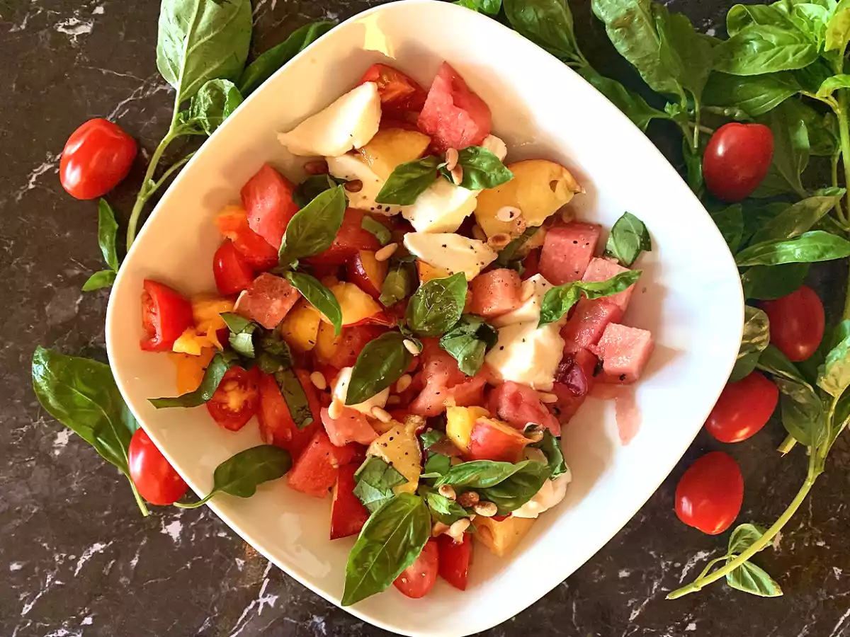 Letnia sałatka z arbuzem, pomidorem i nektarynką