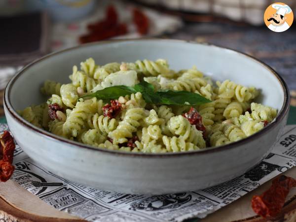 Makaron na zimno z pesto z cukinii, mozzarellą bawolej i suszonymi pomidorami