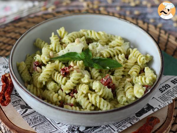 Makaron na zimno z pesto z cukinii, mozzarellą bawolej i suszonymi pomidorami - zdjęcie 2