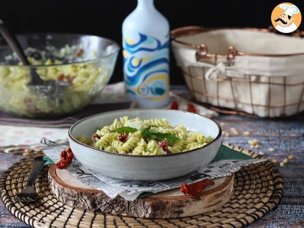 Makaron na zimno z pesto z cukinii, mozzarellą bawolej i suszonymi pomidorami - zdjęcie 3