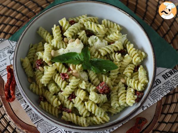 Makaron na zimno z pesto z cukinii, mozzarellą bawolej i suszonymi pomidorami - zdjęcie 4