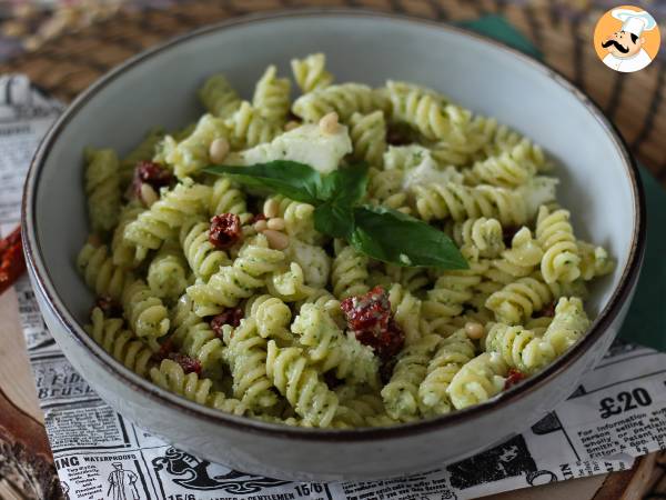 Makaron na zimno z pesto z cukinii, mozzarellą bawolej i suszonymi pomidorami - zdjęcie 5