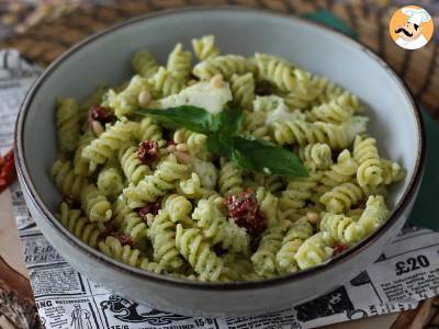 Makaron na zimno z pesto z cukinii, mozzarellą buffalo i suszonymi pomidorami - zdjęcie 5