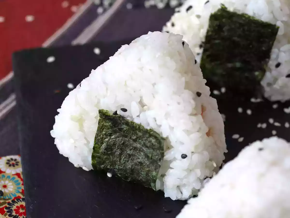 Onigiri z tuńczykiem - japońska trójkątna kanapka ryżowa - おにぎり