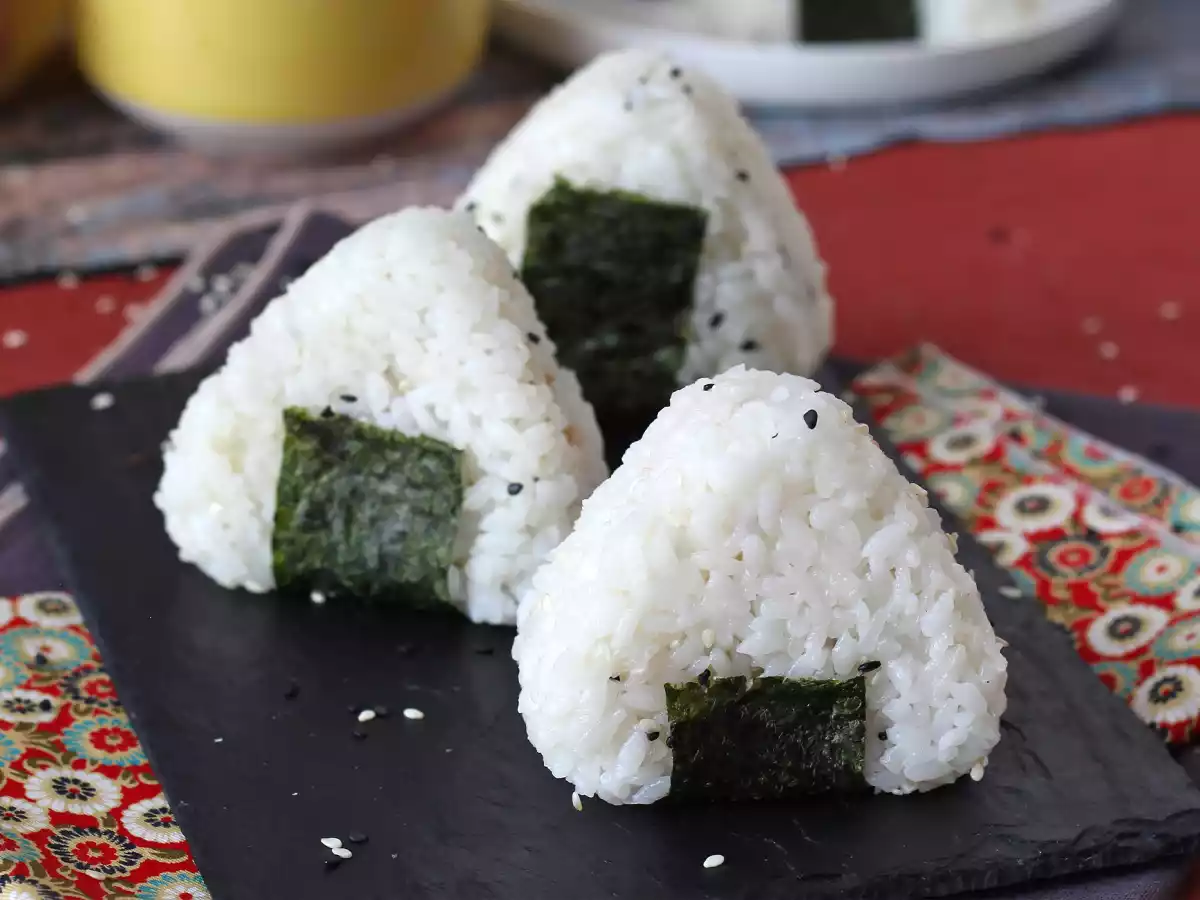 Onigiri z tuńczykiem - japońska trójkątna kanapka ryżowa - おにぎり - zdjęcie 2