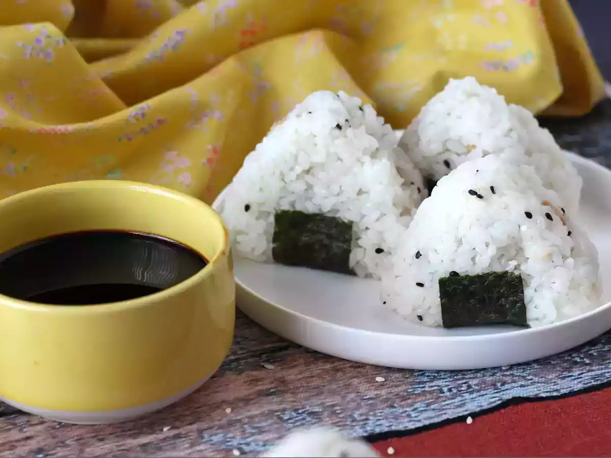 Onigiri z tuńczykiem - japońska trójkątna kanapka ryżowa - おにぎり - zdjęcie 3