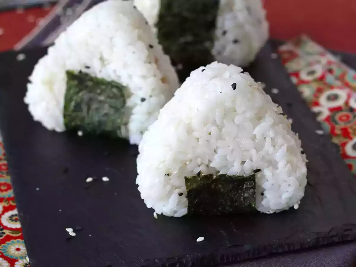 Onigiri z tuńczykiem - japońska trójkątna kanapka ryżowa - おにぎり - zdjęcie 4