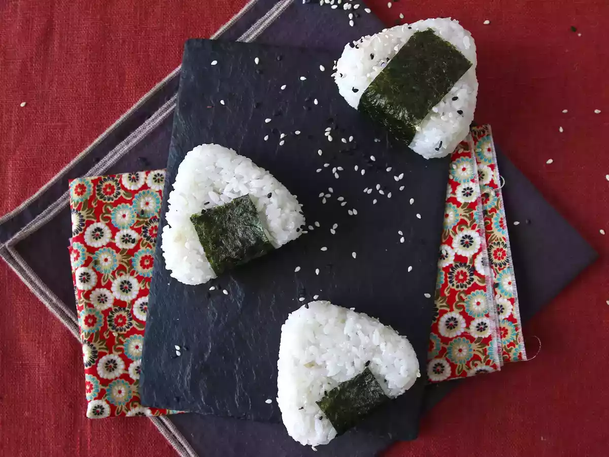 Onigiri z tuńczykiem - japońska trójkątna kanapka ryżowa - おにぎり - zdjęcie 5