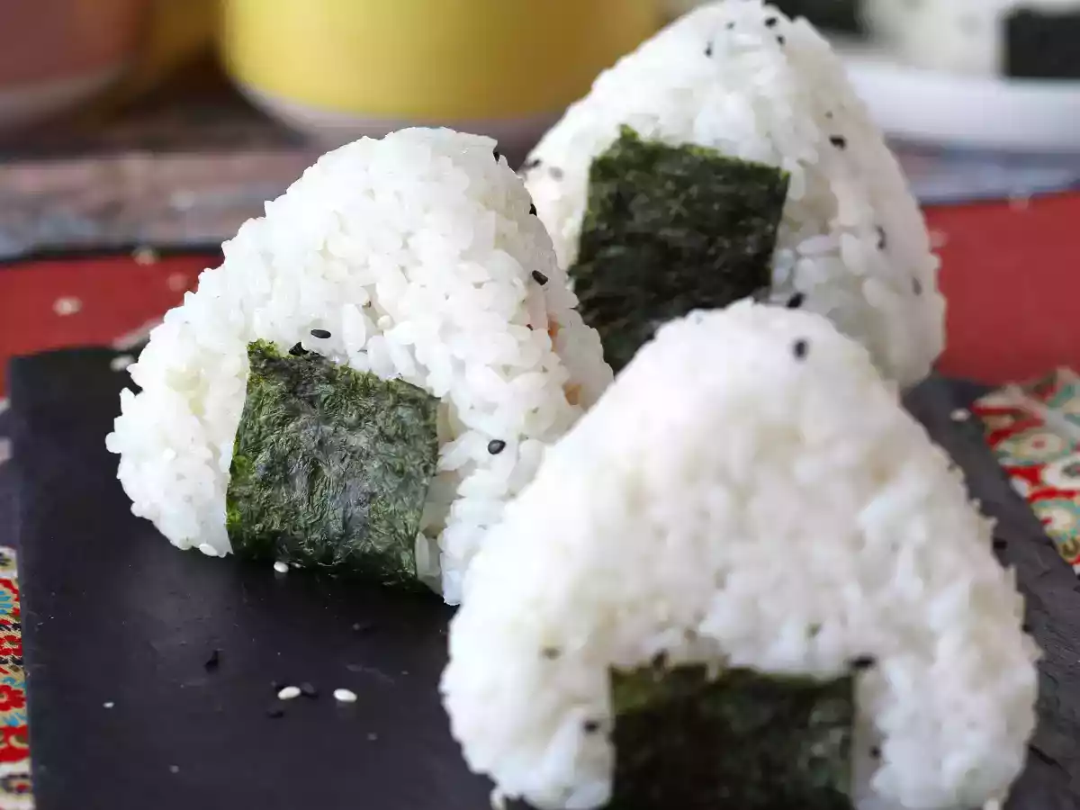 Onigiri z tuńczykiem - japońska trójkątna kanapka ryżowa - おにぎり - zdjęcie 6