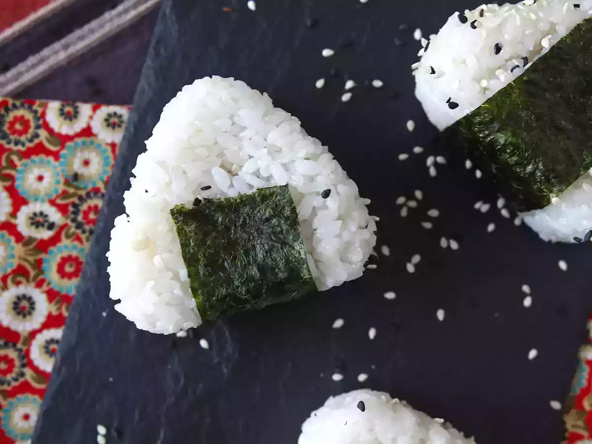 Onigiri z tuńczykiem - japońska trójkątna kanapka ryżowa - おにぎり - zdjęcie 7