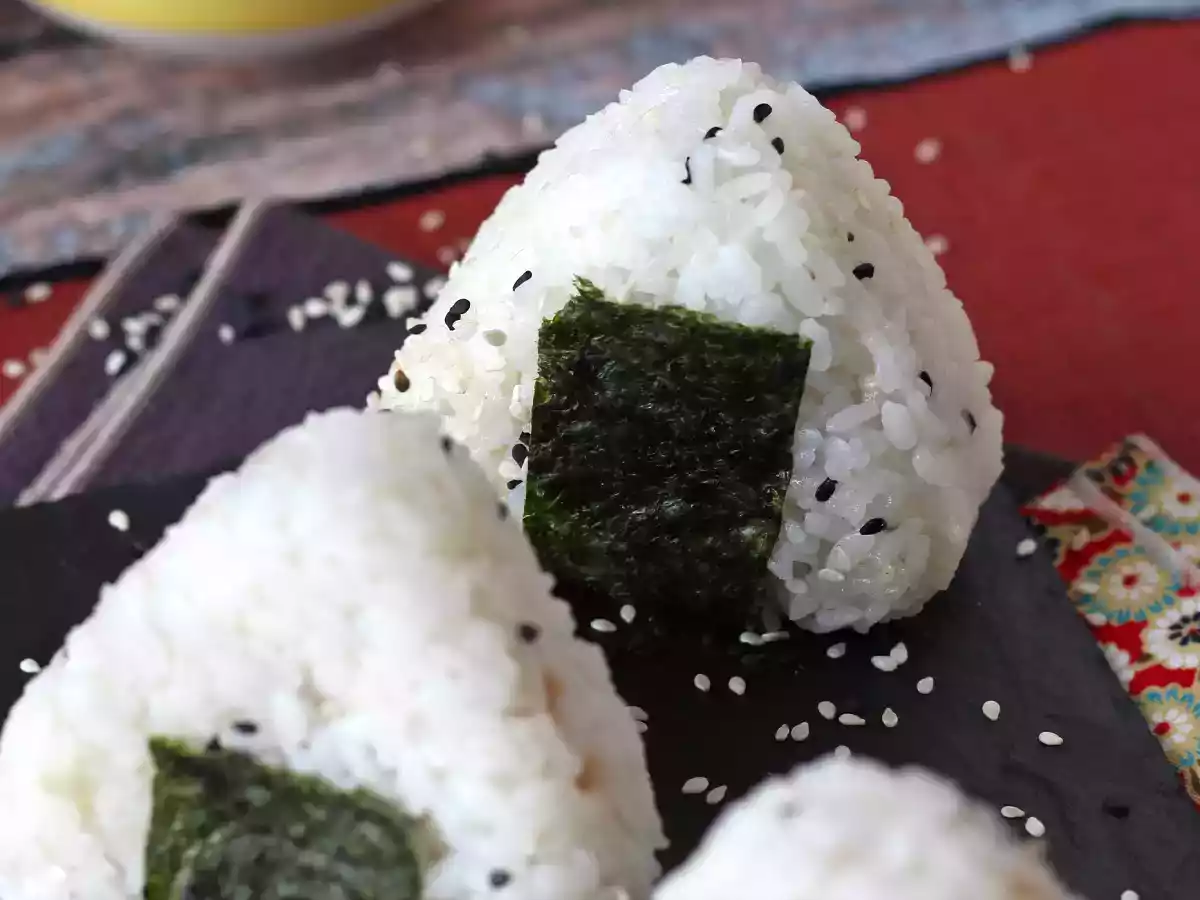 Onigiri z tuńczykiem - japońska trójkątna kanapka ryżowa - おにぎり - zdjęcie 8