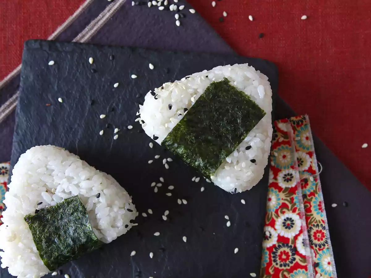 Onigiri z tuńczykiem - japońska trójkątna kanapka ryżowa - おにぎり - zdjęcie 9