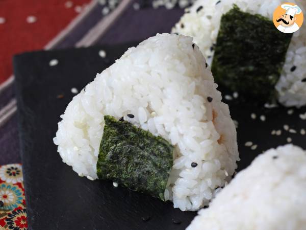 Onigiri z tuńczykiem - japońska trójkątna kanapka ryżowa - おにぎり