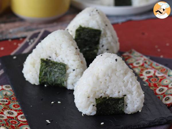 Onigiri z tuńczykiem - japońska trójkątna kanapka ryżowa - おにぎり - zdjęcie 2