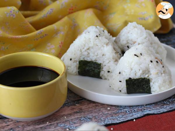 Onigiri z tuńczykiem - japońska trójkątna kanapka ryżowa - おにぎり - zdjęcie 3