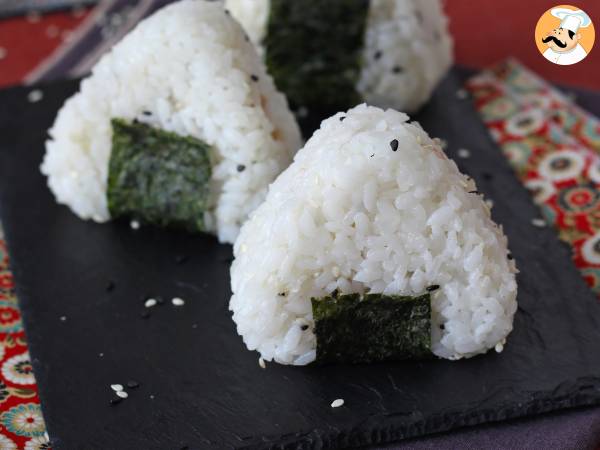 Onigiri z tuńczykiem - japońska trójkątna kanapka ryżowa - おにぎり - zdjęcie 4