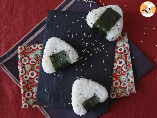 Onigiri z tuńczykiem - japońska trójkątna kanapka ryżowa - おにぎり - zdjęcie 5