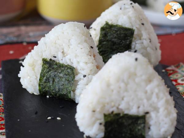 Onigiri z tuńczykiem - japońska trójkątna kanapka ryżowa - おにぎり - zdjęcie 6