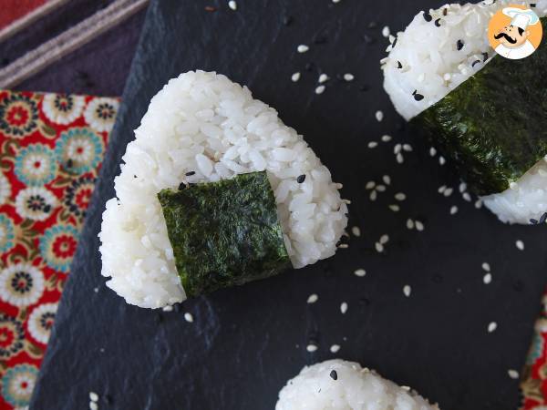 Onigiri z tuńczykiem - japońska trójkątna kanapka ryżowa - おにぎり - zdjęcie 7