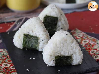 Onigiri z tuńczykiem, mała japońska trójkątna kanapka ryżowa - おにぎり - zdjęcie 2