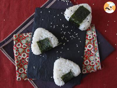 Onigiri z tuńczykiem, mała japońska trójkątna kanapka ryżowa - おにぎり - zdjęcie 5