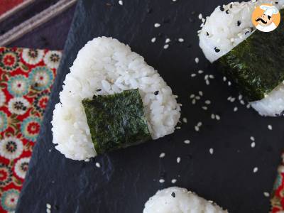 Onigiri z tuńczykiem, mała japońska trójkątna kanapka ryżowa - おにぎり - zdjęcie 7