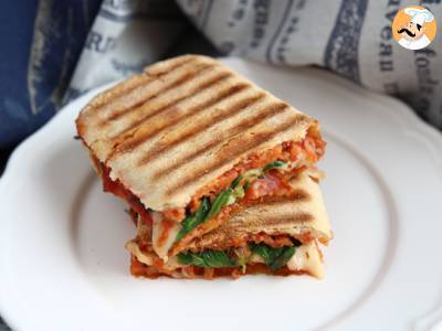 Panini z chorizo i serem Emmental