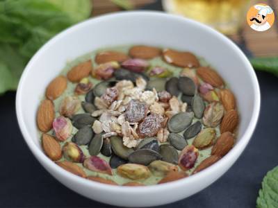 Smoothie bowl kiwi mięta pędy szpinaku