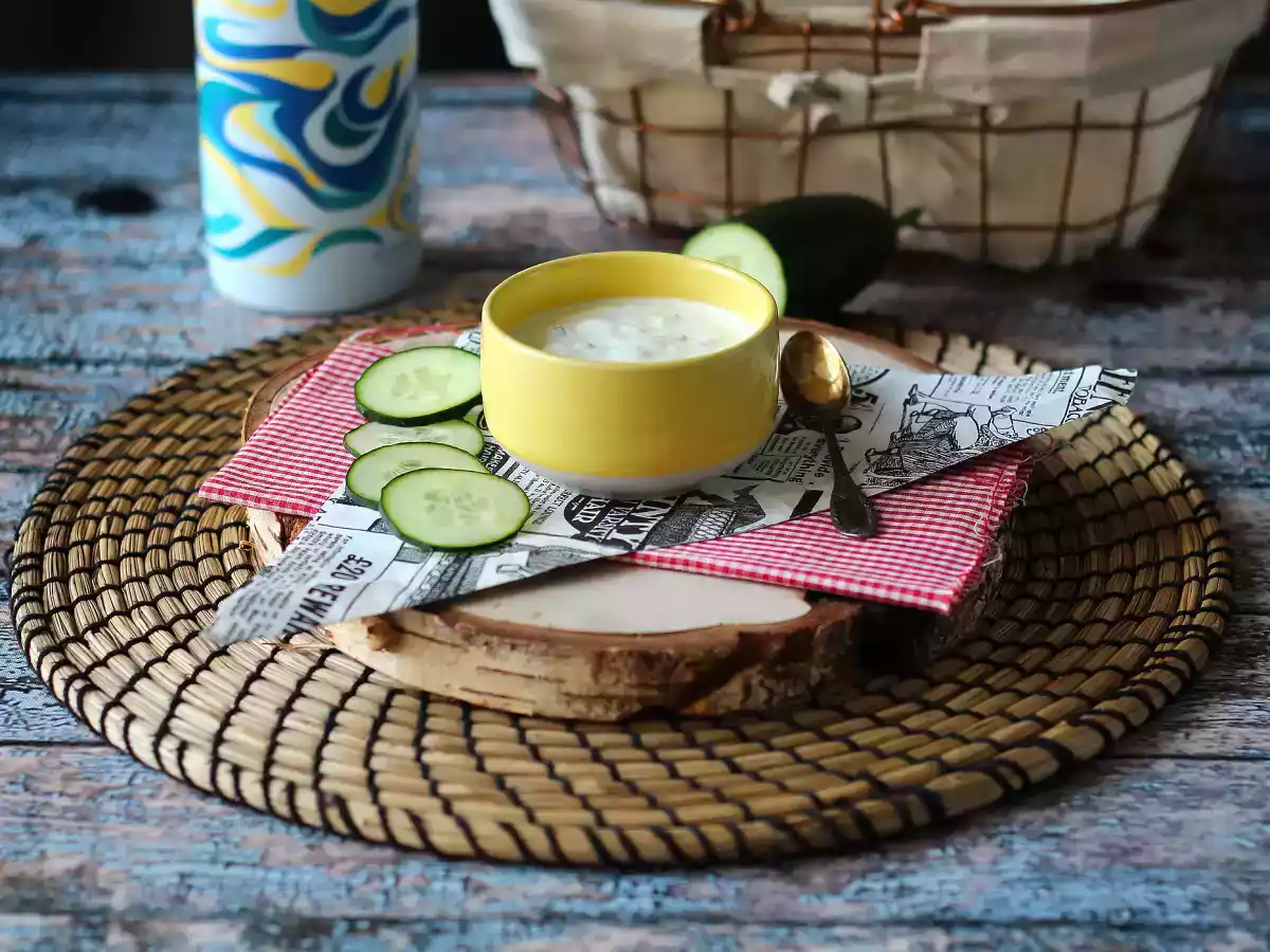 Sos jogurtowy z greckim jogurtem, ogórkiem i cebulą - zdjęcie 3