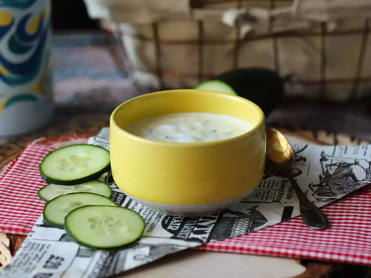 Sos jogurtowy z greckim jogurtem, ogórkiem i cebulą - zdjęcie 4