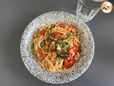 Spaghetti z krewetkami i pomidorkami koktajlowymi - szybki przepis na smaczne pierwsze danie - zdjęcie 3