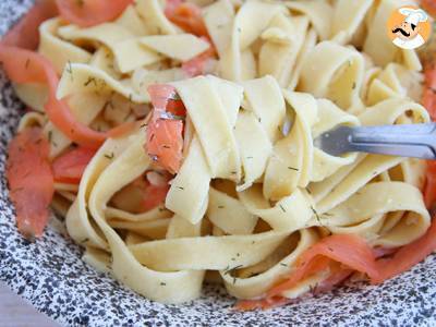 Tagliatelle z wędzonym łososiem i koperkiem - zdjęcie 4