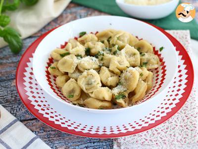 Tortellini z parmezanem, szynką i bazylią