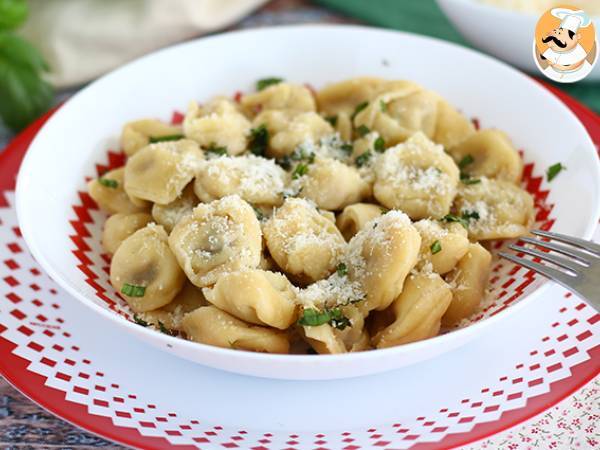 Tortellini z parmezanem, szynką i bazylią - zdjęcie 3