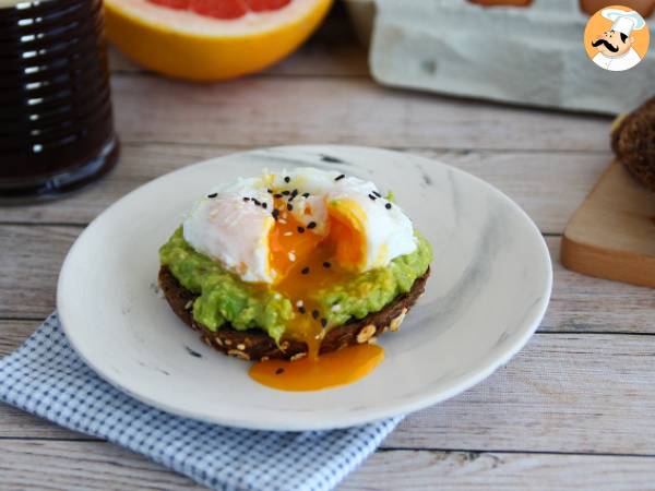 Tost z awokado i jajkiem w koszulce - Avocado toast