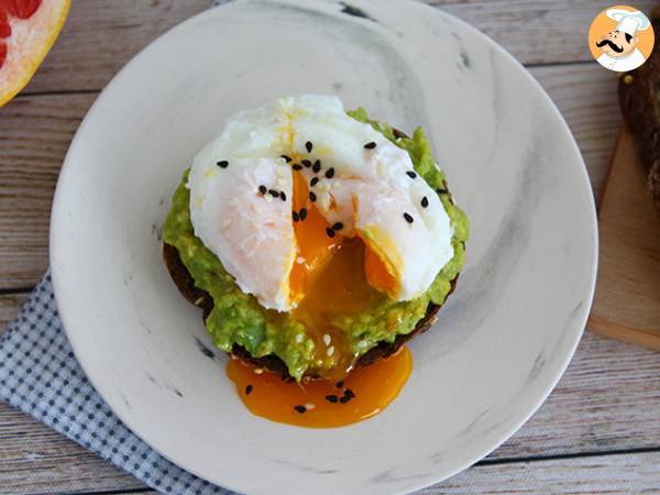 Tost z awokado i jajkiem w koszulce - Avocado toast - zdjęcie 3