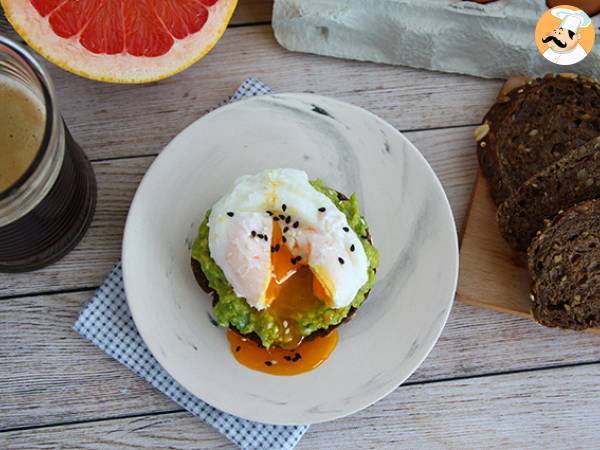 Tost z awokado i jajkiem w koszulce - Avocado toast - zdjęcie 4